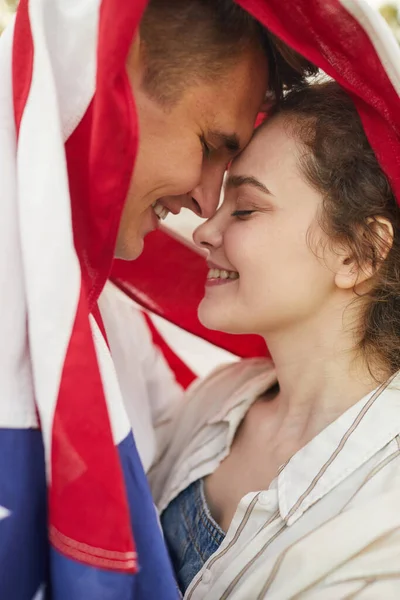 Detailní Záběr Portrét Milujícího Mladého Páru Mazlící Láskyplně Usmívající Pod — Stock fotografie