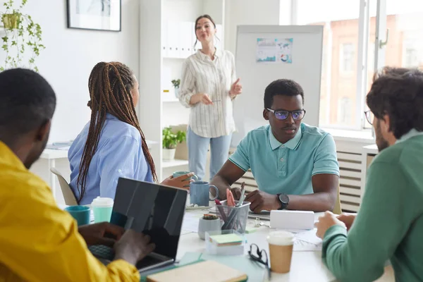 Retrato Del Equipo Empresarial Multiétnico Discutiendo Proyecto Mientras Está Sentado — Foto de Stock