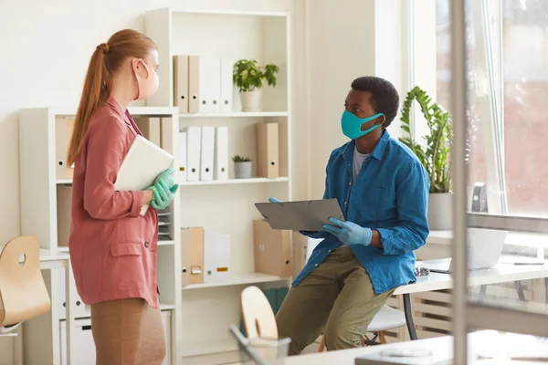 Portret Van Een Jonge Zakenvrouw Met Masker Handschoenen Die Praat — Stockfoto