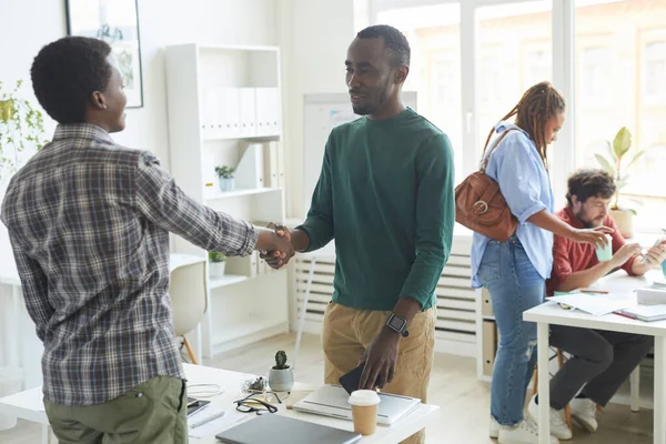 Porträtt Ung Afro Amerikan Man Klädd Casual Wear Skakar Hand — Stockfoto