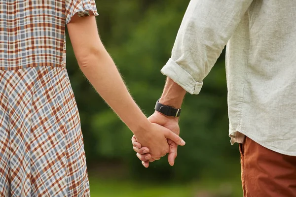 Großaufnahme Von Romantischen Erwachsenen Paar Händchen Haltend Rustikaler Landschaft Kopierraum — Stockfoto