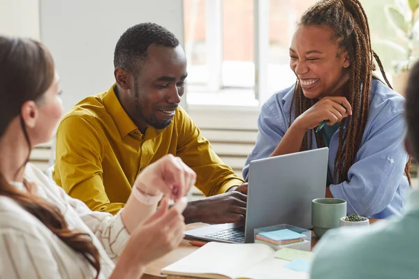 Retrato Hombre Mujer Afroamericanos Riendo Alegremente Mientras Trabajan Proyecto Equipo — Foto de Stock