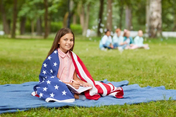 Full Length Portret Van Schattig Meisje Bedekt Met Amerikaanse Vlag — Stockfoto