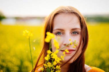 Genç kadın, sersem sarı tecavüz alanında görünüyor.