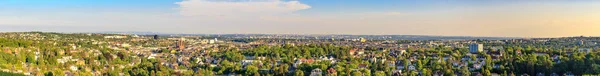 Geniş, ayrıntılı Hessen, Almanya Wiesbaden şehir panoraması. Neroberg görüldü.