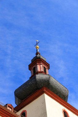 Tipik Alman Katolik Kilisesi kule Nierstein, Rheinhessen mavi gökyüzünde önünde.
