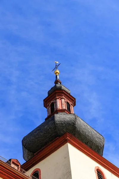 Tipik Alman Katolik Kilisesi kule Nierstein, Rheinhessen mavi gökyüzünde önünde.