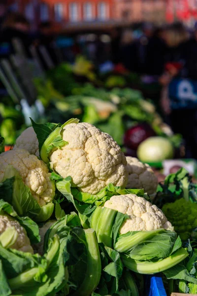Ekrandaki bir çiftçi pazar içinde taze karnabahar.