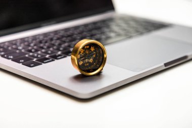 Pusula ve Yönlendirme ve gol internette bir sembolü olarak laptop.