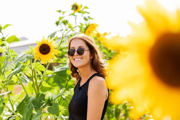 Молода Жінка Сонцезахисних Окулярах Сміється Соняшниковому Полі — стокове фото