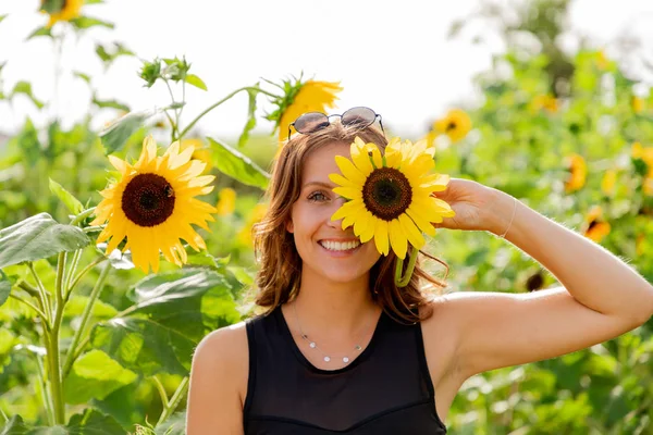 Сміється Молода Жінка Тримає Соняшник Перед Очима — стокове фото