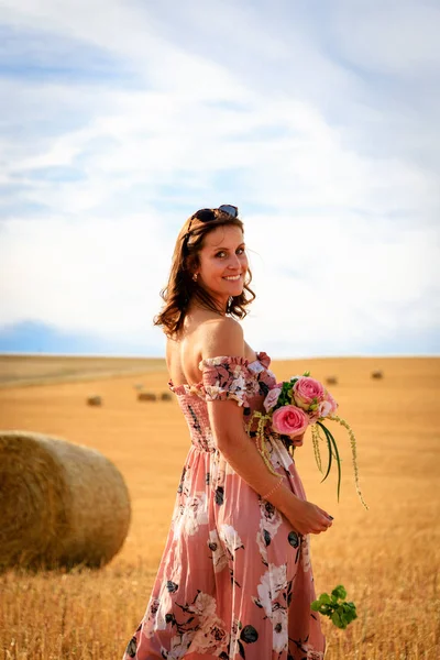 드레스에 여자와 짚의가 수확된 옥수수 밭에서 꽃다발과 — 스톡 사진