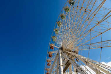 Ayrıntı bir dönme dolap ve üzerinde mavi bir gökyüzü önünde bir fuarda, gondol.
