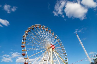 Mavi bir gökyüzü önünde bir fuarda dönme.