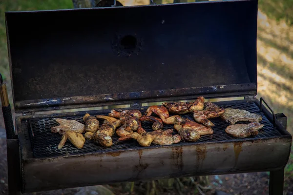 Tipik, kırsal, Karayip Barbekü tavuk ve domuz pirzolası ev yapımı bir ızgara bir varil içinde