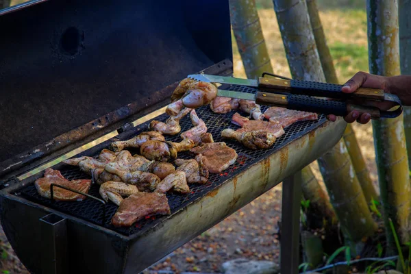 Typique Rural Barbecue Caribéen Avec Poulet Côtelette Porc Dans Gril Images De Stock Libres De Droits