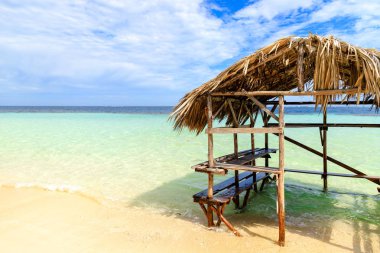 Sahilde palm çatılı plaj kulübe. Cennet Adası, Dominik Cumhuriyeti