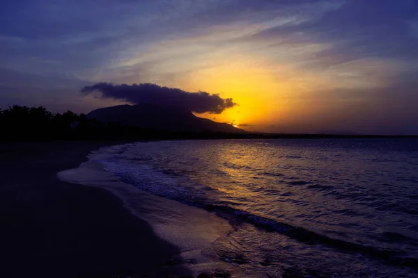 푸에르토 플라타 도미니카 공화국 카리브 해에서 반영을 노란과 자주색 그늘에 — 스톡 사진
