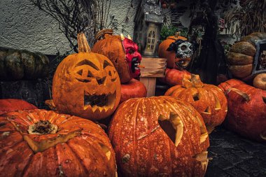 Almanya'da Cadılar Bayramı için dekorasyon olarak sokakta kendi kendine oyma kabaklar.