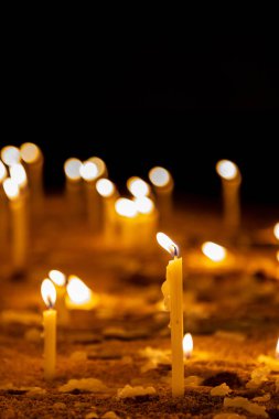 Ölü ve azizler anısına bir kilise mum