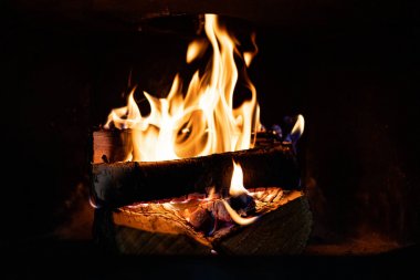 Yanan bir ateş ile romantik şömine 