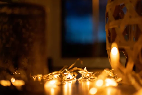 Chaîne lumineuse et bougies créent une atmosphère chaleureuse. Romantique. Noël — Photo