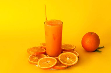 Detoks turuncu kokteyl cam ölçek parlak sarı zemin üzerine. Sağlıklı içecekler, kopya alanı kavramı