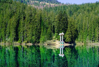 yüksek dağlar ve yeşil orman, vahşi, Karpat, Ukrayna, closeup seyahat kavramı bir arka plan üzerinde zümrüt Gölü