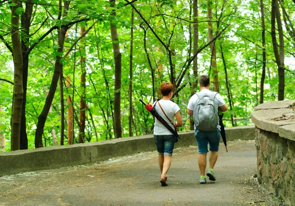 Junge Leute in kurzen Hosen sind im Stadtpark unterwegs, Konzept eines gesunden Lebensstils in der Stadt, Kopierraum, — Stockfoto