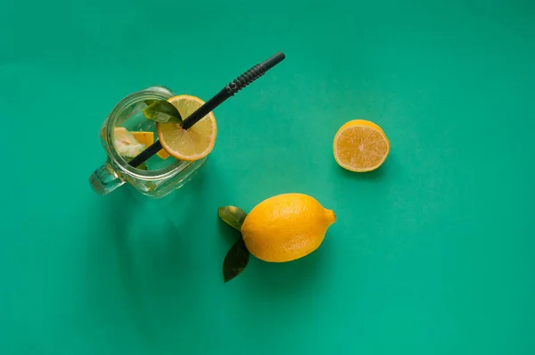 Emon detox-cocktail i en glasburk på mint bakgrund. Begreppet hälsosamma drycker, kopia utrymme — Stockfoto