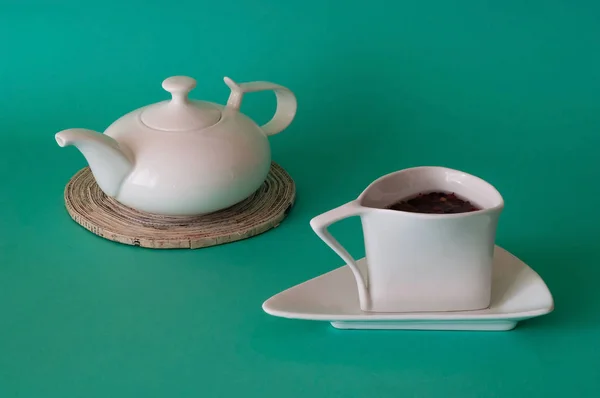 A szüreti csészét menta színű háttér, közelkép, másol hely fehér porcelán teáskanna ökológiai hegyi gyógynövény tea — Stock Fotó
