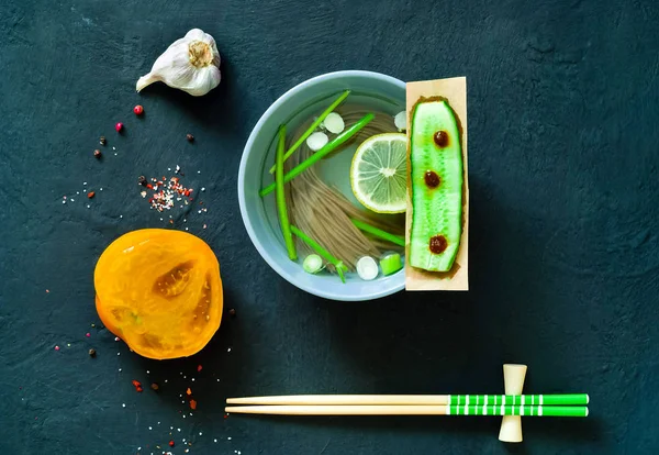 Sopa asiática tradicional de macarrão soba japonês e ingredientes em fundo escuro, dieta saudável conceito, espaço de cópia, close-up — Fotografia de Stock