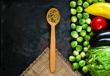  tahta kaşıkla baharat ve eski paslı metaller, üstten görünüm, kopya alanı, arka plan üzerinde sağlıklı yemek için taze sebze portre. Diyet, saf gıda veya vejetaryen yemek kavramı.