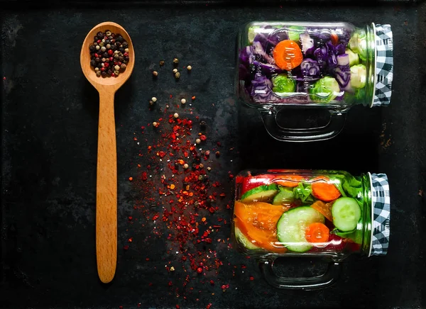 tahta kaşıkla baharat ve ev yapımı salata sağlıklı sebze bir cam kavanozlar vintage paslı metal arka plan, organik gıda kavramı, detoks gıda veya vejetaryen kavramı, kopya alanı, portre, düz lay