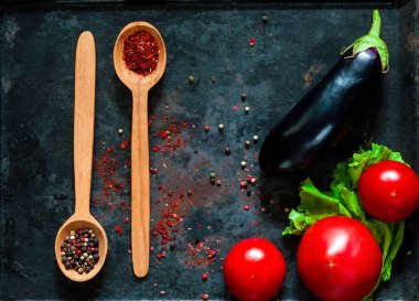 tahta kaşıkla baharat ve eski paslı metaller, üstten görünüm, kopya alanı, arka plan üzerinde sağlıklı yemek için taze sebze portre. Diyet, saf gıda veya vejetaryen yemek kavramı.