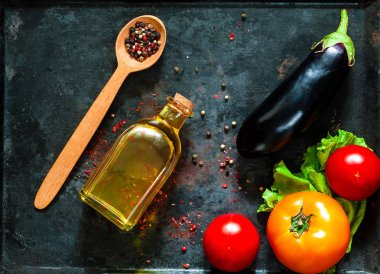 tahta kaşıkla baharat ve eski paslı metaller, üstten görünüm, kopya alanı, arka plan üzerinde sağlıklı yemek için taze sebze portre. Diyet, saf gıda veya vejetaryen yemek kavramı.