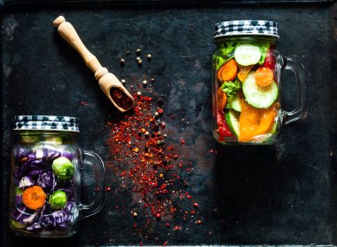 tahta kaşıkla baharat ve ev yapımı salata sağlıklı sebze bir cam kavanozlar vintage paslı metal arka plan, organik gıda kavramı, detoks gıda veya vejetaryen kavramı, kopya alanı, portre, düz lay