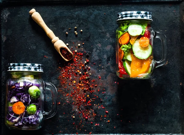 tahta kaşıkla baharat ve ev yapımı salata sağlıklı sebze bir cam kavanozlar vintage paslı metal arka plan, organik gıda kavramı, detoks gıda veya vejetaryen kavramı, kopya alanı, portre, düz lay