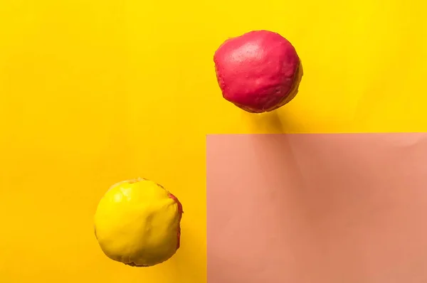 Donuts vidrados coloridos caindo ou voando em movimento contra fundo pastel rosa e amarelo. Conceito de comida, café da manhã colorido. Conceito macro. close-up, espaço de cópia — Fotografia de Stock