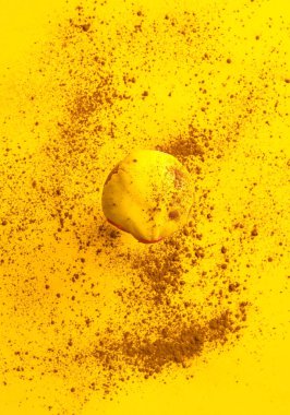 düşen veya hareket çikolata doku ile sarı pastel arka plana karşı uçan renkli camlı çörek. Gıda, kavramı renkli kahvaltı. Makro kavramı. portre, kopya alanı, düşey atış