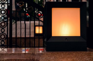 Vintage sokak siyah fener sahte kafes yakın mermer levha. Tasarım, doğal ışık, kopya alanı, yakın,