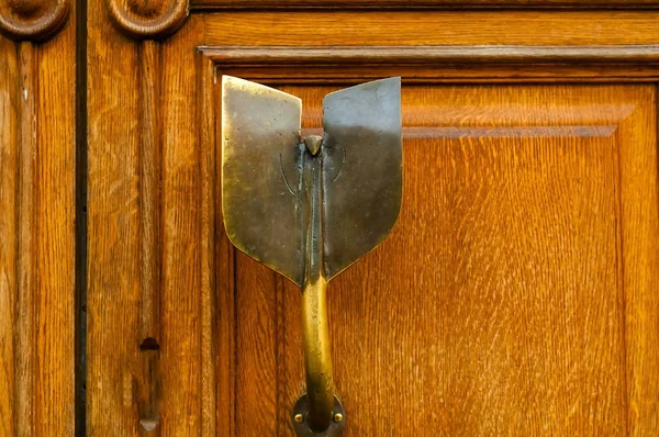 Botão de porta de ferro vintage com ornamento em fundo de madeira, conceito de objetos antigos, luz natural, espaço de cópia, close-up . — Fotografia de Stock