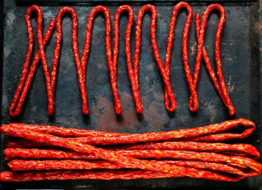 vintage paslı metal arka plan, organik gıda kavramı, kopya alanı, portre, düz lay sosis füme, 