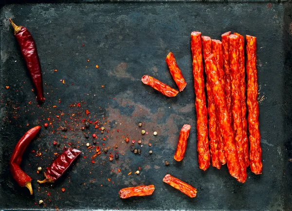 baharat vintage paslı metal arka plan, organik gıda kavramı, kopya alanı, portre, düz lay ile sosis füme, 