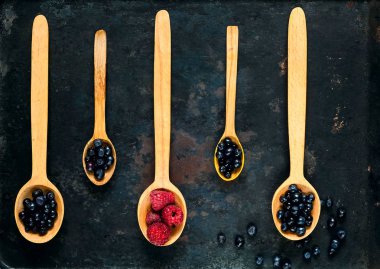 tahta kaşıklar eski paslı metaller, organik gıda, detoksifikasyon, temiz gıda veya vejetaryen kavram, kavram arka plan üzerinde çeşitli meyveleri ile uzay, closeup kopyalama,