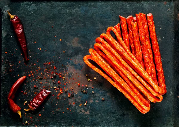 baharat vintage paslı metal arka plan, organik gıda kavramı, kopya alanı, portre, düz lay ile sosis füme,