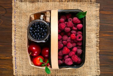 Organik çilek doku çuval bezi ahşap arka plan ile sepet. Malzeme çekme, Berry kopya alanı, portre, afiş