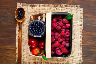Organik çilek ve tahta kaşık mit bilberry çuval bezi ahşap arka plan doku sepetle. Malzeme çekme, kopya alanı Berry, 
