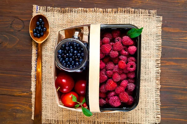 Organik çilek ve tahta kaşık mit bilberry çuval bezi ahşap arka plan doku sepetle. Malzeme çekme, kopya alanı Berry, 