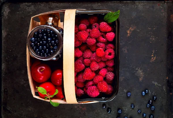 Organik çilek vintage paslı metal arka plan ile sepet. Çilek, kopya alanı, portre, baner hasat. Berry malzeme çekme, 